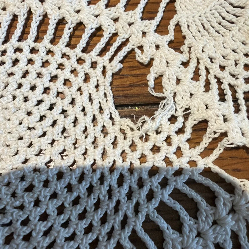 Vtg Ivory Pineapple Peacock Hand Crocheted Table Topper 28